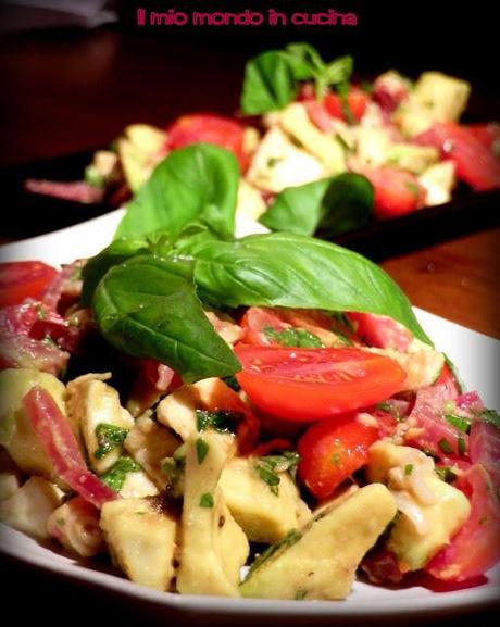 INSALATA di AVOCADO, POMODORINI, MOZZARELLA e PROSCIUTTO CRUDO