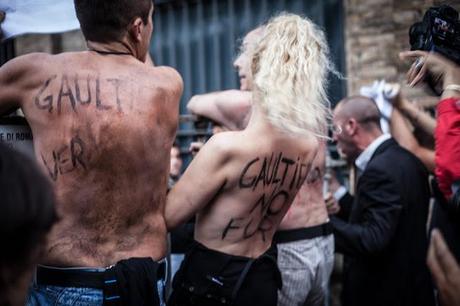 Jean Paul Gaultier • “Parisienne” la sfilata evento di AltaRoma tra ovazioni e proteste. (Exclusive Photos)