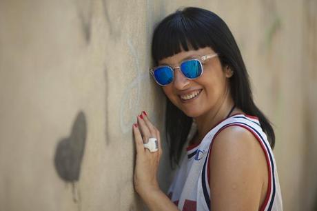 Smilingischic, fashion blog, outfit, sporty chic, campus style, Scottie Pippen,  Nike 1992 USA, Basketball Dream Team USA, Replica Jersey T-shirt, Gjffj, orologio da dito, Spektre, sunglasses, occhiali a specchio,  