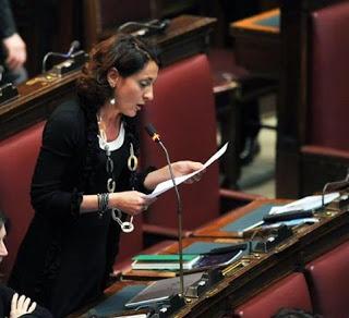 Carla Ruocco: così dovrebbero fare anche i deputati PD ecc.