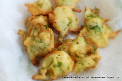 Come preparare degli ottimi frisceu : Frittelle con cipollotti e lattuga - la cucina regionale tipica ligure