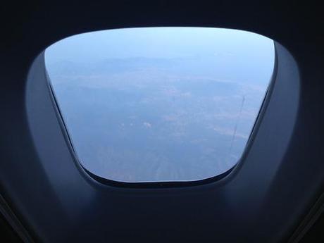 L’Italia vista da un oblò!Ecco che l’aereo inizia la fase di atterraggio… vedo la costa laziale e l’azzurro del mare contrasta con il giallo dei campi di grano.Sono passati quasi 3 anni dall’ultima volta  che sono stato a casa, perché diciamocelo chiaramente, noi italiani le nostre radici non ce le dimentichiamo e, nonostante la crisi e i politici che ci scegliamo, amiamo il nostro paese che sarà sempre casa!Il cuore inizia a battere forte, sale in gola e mi costringe a iperventilare. Lo so, non è la paura dell’atterraggio, è emozione. Una felicità euforica. Gli occhi si riempono di lacrime e non riesco a trattenermi. Fra pochi minuti riabbraccerò mamma e papà, fra poche ore rivedrò casa e incontrerò i miei amici. Ma sapete qual’è la prima cosa che ho fatto arrivato a Fiumicino?EspressoMi sono concesso un caffè! Un vero espresso! Ecco, ora sono in Italia… 