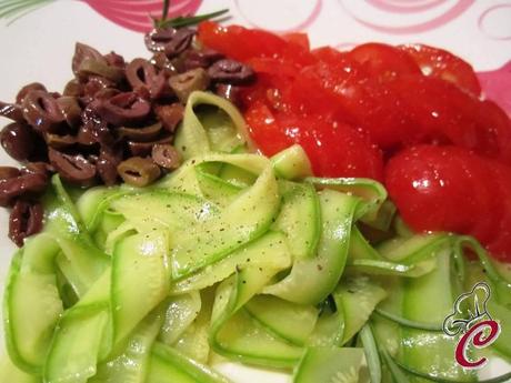 Pappardelle di zucchine al ragù di tuorlo d'uovo: un'insalata che si finge un primo piatto