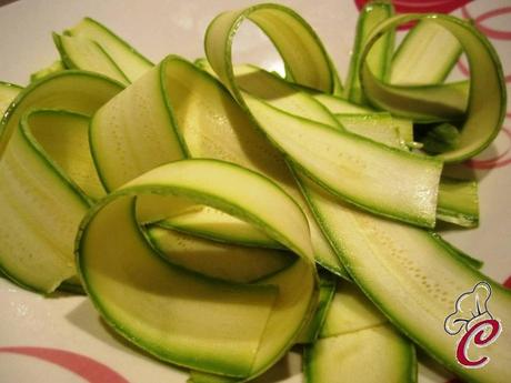 Pappardelle di zucchine al ragù di tuorlo d'uovo: un'insalata che si finge un primo piatto