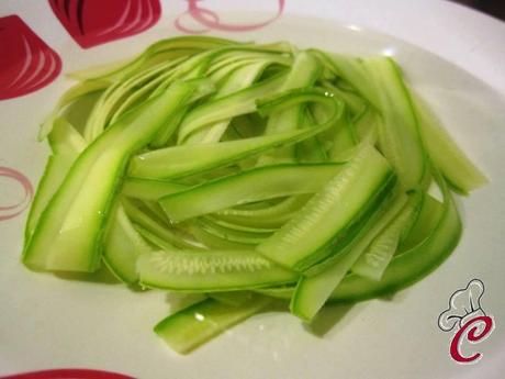 Pappardelle di zucchine al ragù di tuorlo d'uovo: un'insalata che si finge un primo piatto