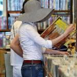 Anne Hathaway nel negozio di dischi in vinile 06