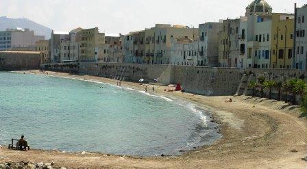 Rimosse le alghe nella spiaggetta di Porta Ossuna