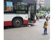 Cina: nonna finisce sotto bus, folla pensa scattare foto