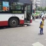 Cina: nonna finisce sotto bus, la folla pensa a scattare foto