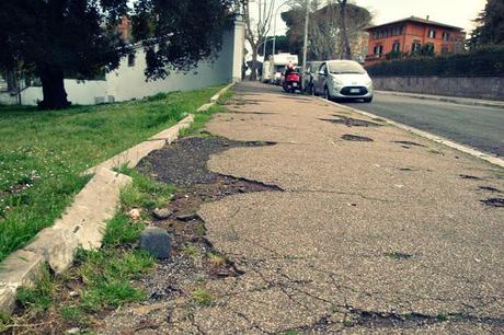 A ROMA ESISTONO ANCORA MARCIAPIEDI COSI', CHE NEMMENO A SARAJEVO DOPO I BOMBARDAMENTI. E SIAMO ALLE PENDICI DEL GIANICOLO, MICA A TORPIGNATTARA...