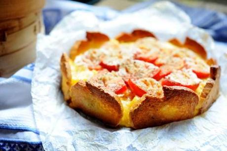 Torta salata con la base di pane pronta da essere mangiata