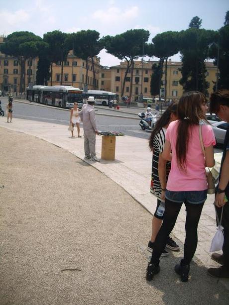 Colosseo libero dagli abusivi finalmente. Vero, ma nel frattempo cosa succede a Piazza Venezia, al Campidoglio e al Vittoriano