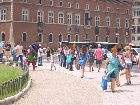 Colosseo libero dagli abusivi finalmente. Vero, ma nel frattempo cosa succede a Piazza Venezia, al Campidoglio e al Vittoriano