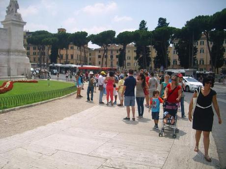 Colosseo libero dagli abusivi finalmente. Vero, ma nel frattempo cosa succede a Piazza Venezia, al Campidoglio e al Vittoriano