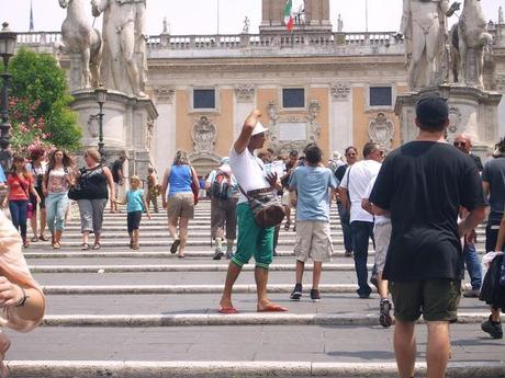 Colosseo libero dagli abusivi finalmente. Vero, ma nel frattempo cosa succede a Piazza Venezia, al Campidoglio e al Vittoriano