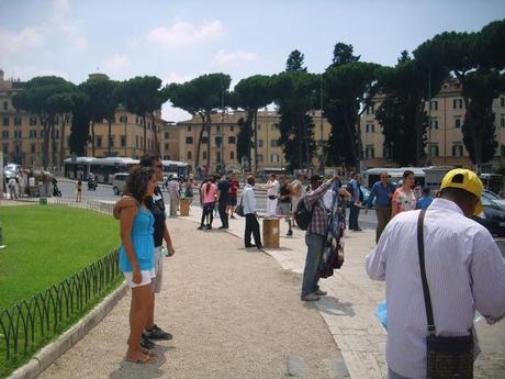 Colosseo libero dagli abusivi finalmente. Vero, ma nel frattempo cosa succede a Piazza Venezia, al Campidoglio e al Vittoriano