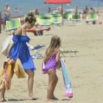 Ilary Blasi al mare a Sabaudia insieme alla figlia Chanel