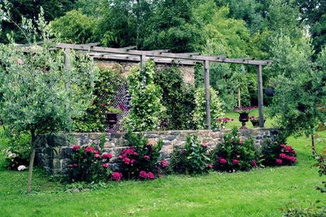 Pergola avec hortensias et salon de jardin