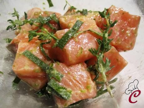 Salmone marinato al lime e timo con pistacchi e spinacini freschi e una vittoria in tasca