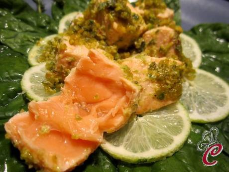 Salmone marinato al lime e timo con pistacchi e spinacini freschi e una vittoria in tasca