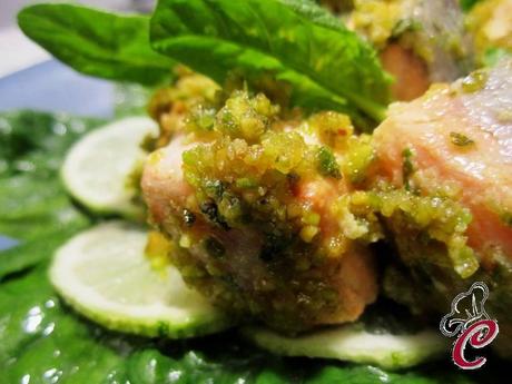 Salmone marinato al lime e timo con pistacchi e spinacini freschi e una vittoria in tasca