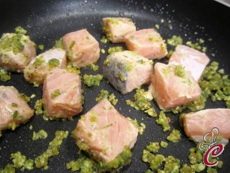 Salmone marinato al lime e timo con pistacchi e spinacini freschi e una vittoria in tasca