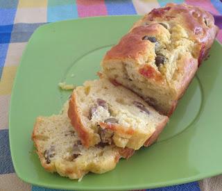 Plumcake salato con olive e pecorino