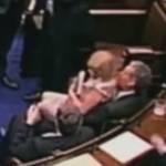 Irlanda, Tom Barry fa sedere collega su gambe poi vota per aborto (Video)