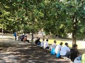 Dove sono finiti cumprà abusivi cacciati Colosseo? Eccoli qui, dare l'assalto turisti appena scendono pullman Colle Oppio. Video incredibile