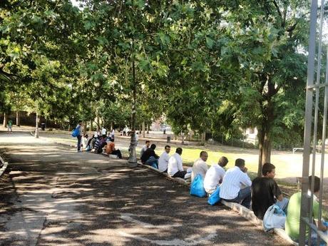 Dove sono finiti i vu cumprà abusivi cacciati via dal Colosseo? Eccoli qui, a dare l'assalto ai turisti non appena scendono dal pullman a Colle Oppio. Video incredibile