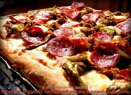 PIZZA con FRIGGITELLI, SALAMINO e FORMAGGELLA TREMOSINE AFFUMICATA