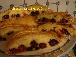 Torta di sfoglia, pasta Maddalena e frutti rossi