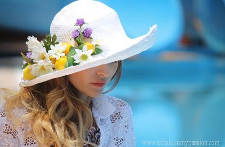 Pool or beach? White lace and a lot of flowers