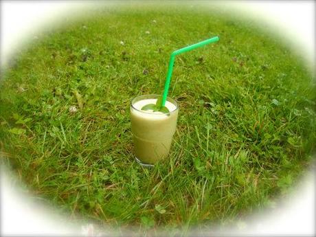 Smoothie con tè matcha e frutti gialli