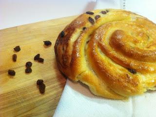 GIRELLA CON BUTTERCREAM AL LIMONE E UVA SULTANINA