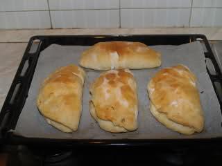 Calzoni al forno con wurstel e carciofi