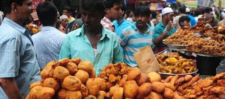 Bangladesh.  Cibo preparato per l’iftar. (MUNIR UZ ZAMAN-AFP-Getty Images) 