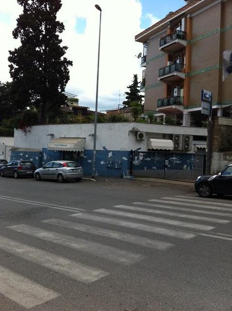 Piccolo semplice confronto tra due esercizi commerciali nella stessa zona della città