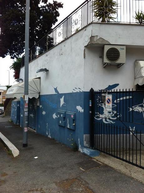 Piccolo semplice confronto tra due esercizi commerciali nella stessa zona della città