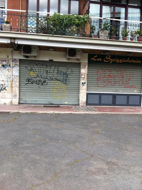 Piccolo semplice confronto tra due esercizi commerciali nella stessa zona della città