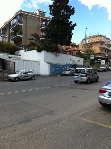 Piccolo semplice confronto tra due esercizi commerciali nella stessa zona della città