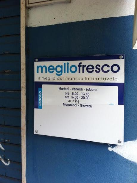 Piccolo semplice confronto tra due esercizi commerciali nella stessa zona della città