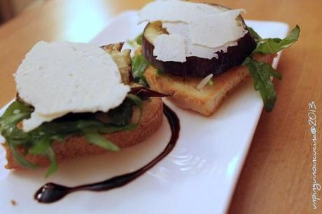 Bruschette con rucola, fichi e ricotta salata