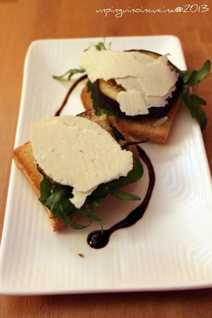 Bruschette con rucola, fichi e ricotta salata