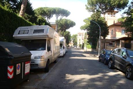 ESCLUSIVO: UN CAMPO ROM A MONTEVERDE VECCHIO! IL QUARTIERE PIU' CHIC DI ROMA INVASO DA ROULOTTE E MINI-ACCAMPAMENTI, MA LA LEGGE ITALICA NON PUO' NULLA