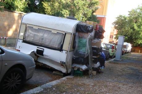 ESCLUSIVO: UN CAMPO ROM A MONTEVERDE VECCHIO! IL QUARTIERE PIU' CHIC DI ROMA INVASO DA ROULOTTE E MINI-ACCAMPAMENTI, MA LA LEGGE ITALICA NON PUO' NULLA