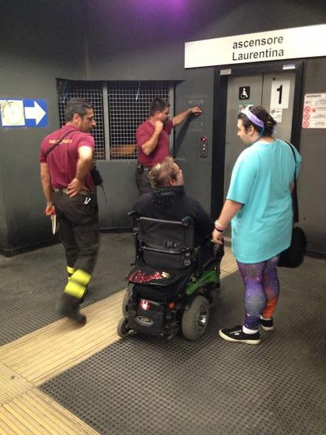 Incredibile storia da Metro Garbatella. Non esiste più sorveglianza, non esiste più personale e la stazione la fa funzionare il tabacchino. Per i disabili resta l'incubo