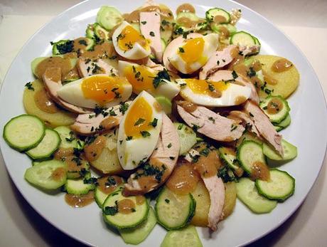 Insalata di pollo, patate e verdure