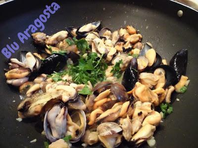 Il mare nel piatto: pasta cozze e vongole, riccio di mare e bottarga