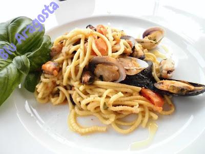 Il mare nel piatto: pasta cozze e vongole, riccio di mare e bottarga